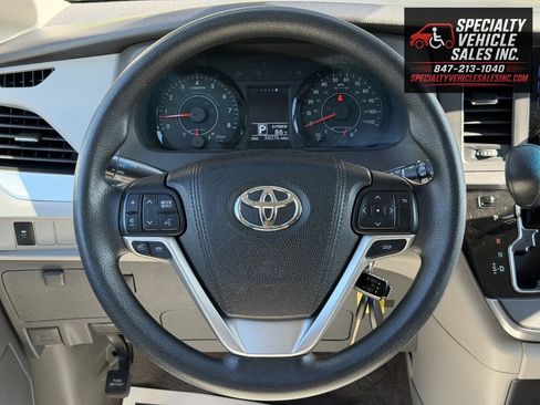 Used 2016 Toyota Sienna LE FWD image 39