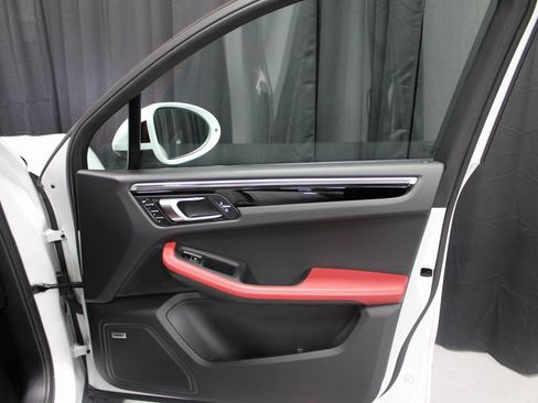 Used 2021 Porsche Macan image 22