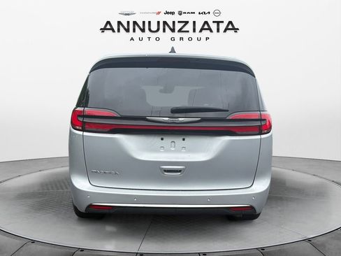 Certified 2024 Chrysler Pacifica Touring-L image 4