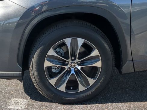 Used 2021 Toyota Highlander XLE image 11