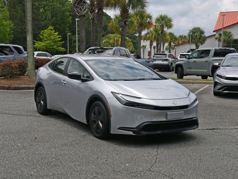 Used 2025 Toyota Prius LE FWD image 6