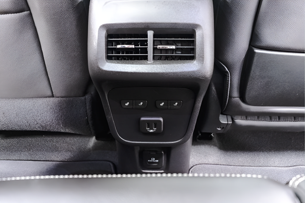 Used 2024 GMC Terrain Denali w/ Denali Premium Package AWD/4WD image 17