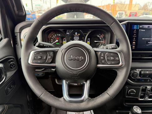 Used 2025 Jeep Wrangler Unlimited Sahara AWD/4WD image 11