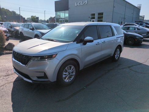 Used 2023 Kia Carnival LX FWD image 3