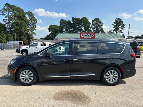 Used 2018 Chrysler Pacifica Touring-L FWD image 2