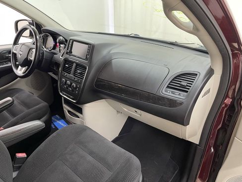 Used 2019 Dodge Grand Caravan SE w/ UConnect Hands-Free Group image 13