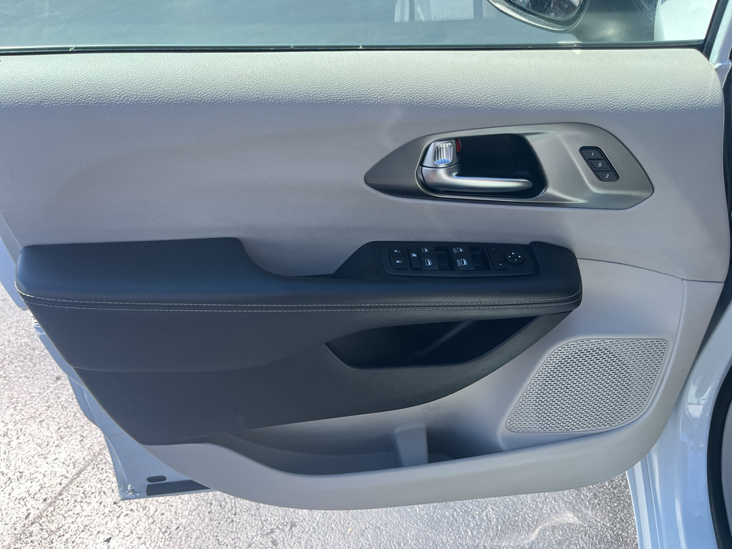 Used 2023 Chrysler Pacifica Touring-L FWD image 14