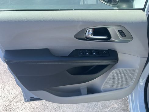 Used 2023 Chrysler Pacifica Touring-L FWD image 14