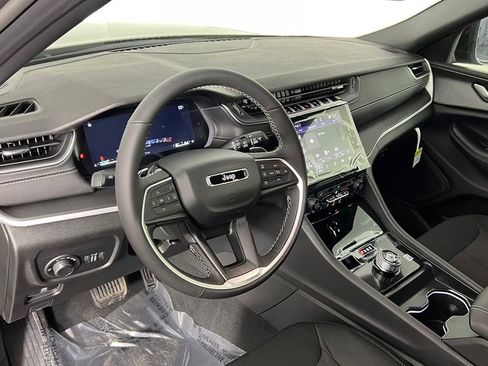 New 2025 Jeep Grand Cherokee Laredo image 27