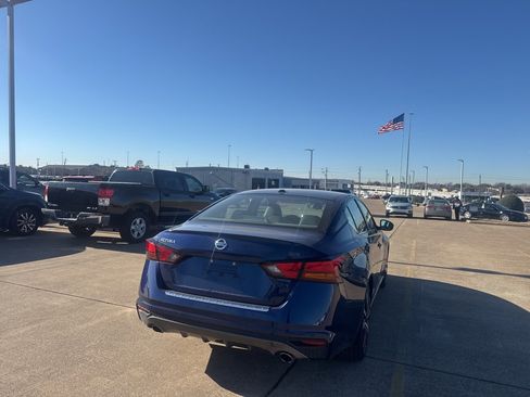 Certified 2021 Nissan Altima 2.5 SR w/ SR Premium Package image 12