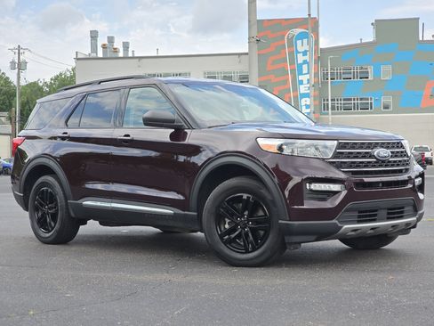 Used 2023 Ford Explorer XLT w/ Equipment Group 202A AWD/4WD image 2