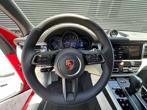 Used 2026 Porsche Macan AWD/4WD image 18