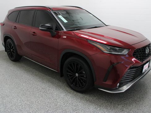 Used 2023 Toyota Highlander XSE FWD image 4