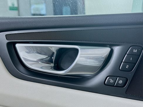 Used 2022 Volvo XC60 B5 Momentum image 14