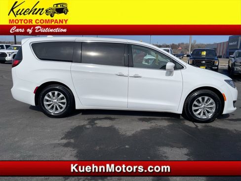 Used 2018 Chrysler Pacifica Touring Plus image 1