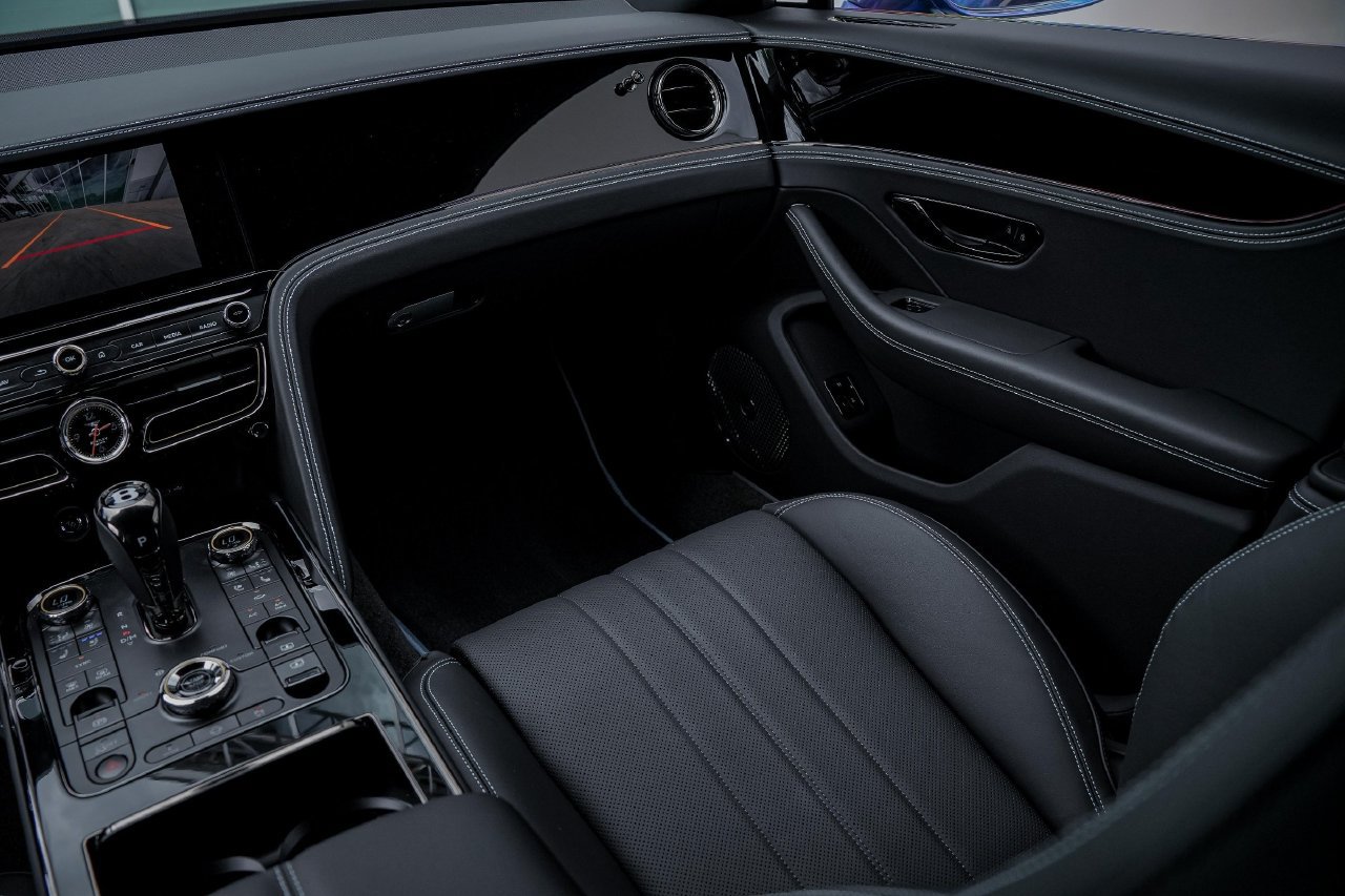 Used 2025 Bentley Flying Spur Plug-In Hybrid AWD/4WD image 38