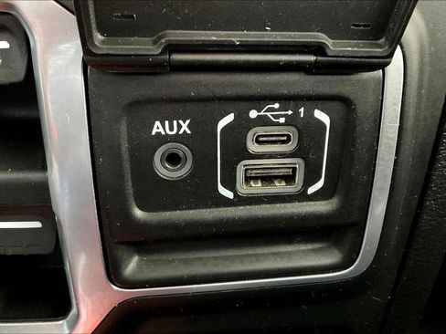 Used 2018 Jeep Wrangler Unlimited Sahara image 26