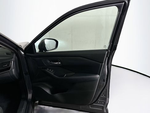 Used 2025 Nissan Rogue SV image 31