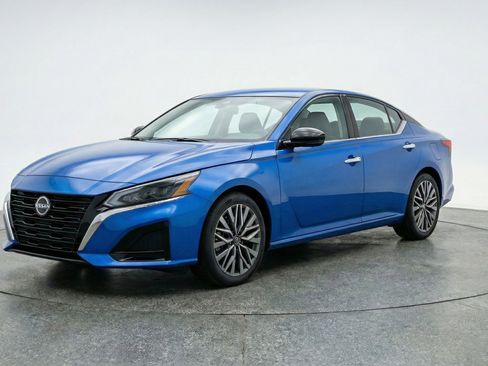 Used 2025 Nissan Altima 2.5 SV image 3