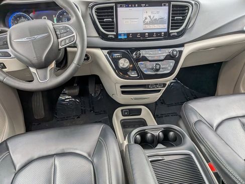 Used 2023 Chrysler Pacifica Touring-L image 21