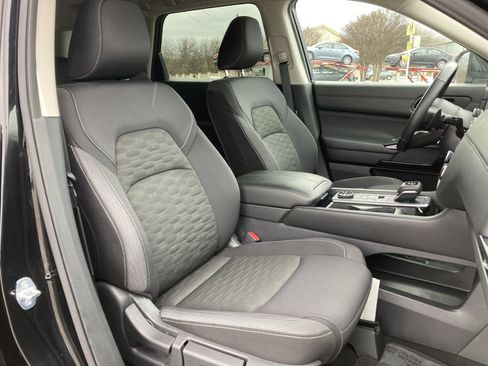 Used 2025 Nissan Pathfinder SV image 28