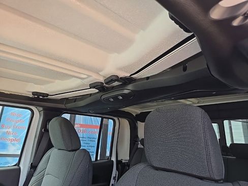 New 2025 Jeep Gladiator Sport image 25