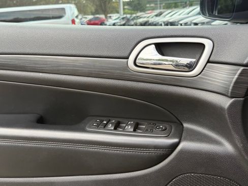 Used 2022 Jeep Grand Cherokee Laredo X AWD/4WD image 19