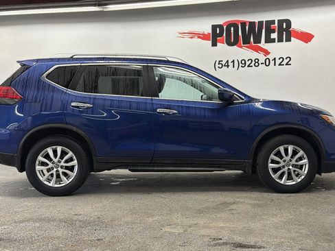 Used 2017 Nissan Rogue SV image 2