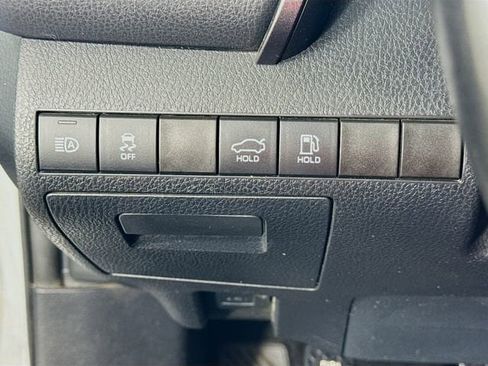 Certified 2019 Toyota Camry SE image 10