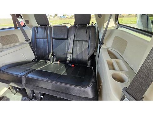 Used 2015 Chrysler Town & Country Touring image 23