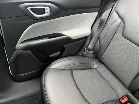 Used 2025 Jeep Compass Latitude image 39