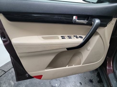 Used 2011 Kia Sorento LX w/ Convenience Pkg image 13