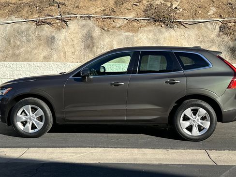 Certified 2022 Volvo XC60 B5 Momentum image 8