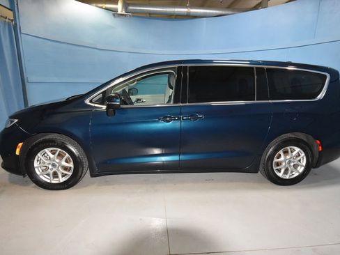 Used 2023 Chrysler Pacifica Touring-L FWD image 28