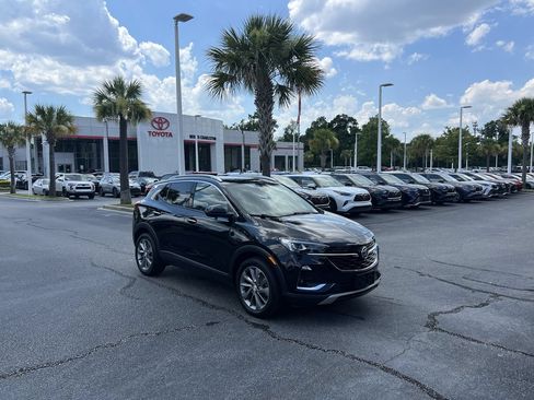 Used 2023 Buick Encore GX Essence w/ Experience Buick Package FWD image 2