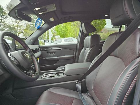 Used 2025 Honda Pilot Black Edition image 21