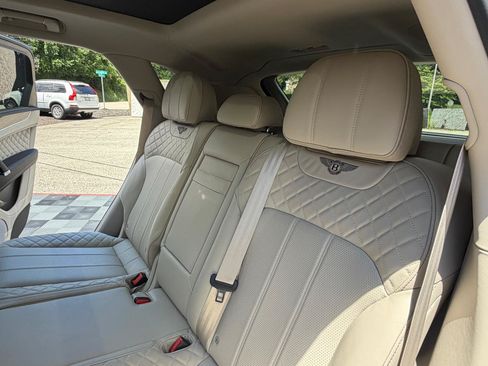 Used 2020 Bentley Bentayga Plug-In Hybrid AWD/4WD image 27