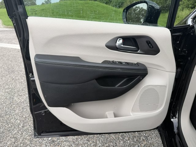 Used 2024 Chrysler Pacifica Touring-L FWD image 9