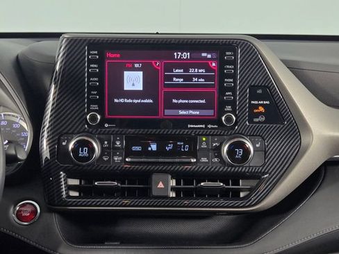 Used 2022 Toyota Highlander XLE FWD image 25