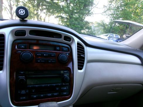 Used 2004 Toyota Highlander 4WD V6 w/ 3rd Row image 13