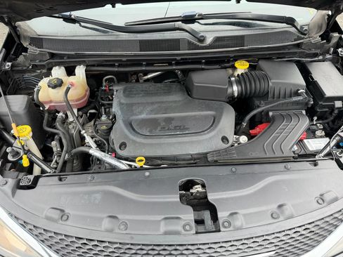Used 2019 Chrysler Pacifica Touring-L image 11