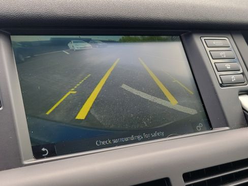 Used 2017 Land Rover Discovery Sport SE image 29