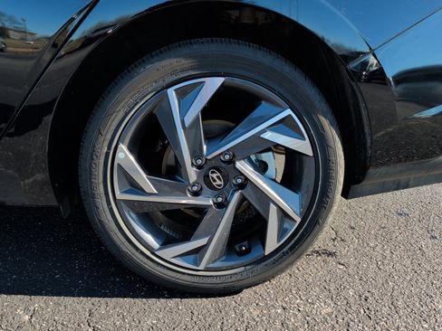 Certified 2025 Hyundai Elantra SEL image 22