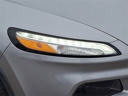 Used 2016 Jeep Cherokee Sport image 26