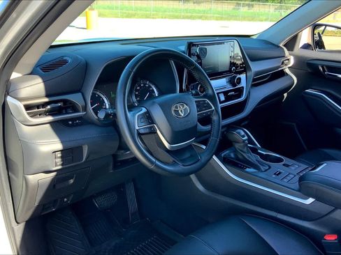 Used 2022 Toyota Highlander XLE AWD/4WD image 17