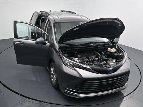 Used 2024 Toyota Sienna XLE FWD image 36