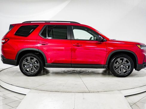 Certified 2025 Honda Pilot Sport image 12