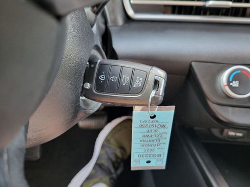 Used 2021 Hyundai Elantra SE FWD image 12