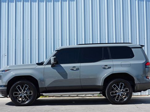 Used 2024 Lexus GX 550 w/ Cold Area Package image 9