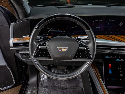 Used 2025 Cadillac Escalade ESV Sport Platinum w/ LPO, ONYX Package image 19